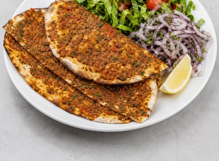 Lahmacun mit Salat & Soße – Beispielbild